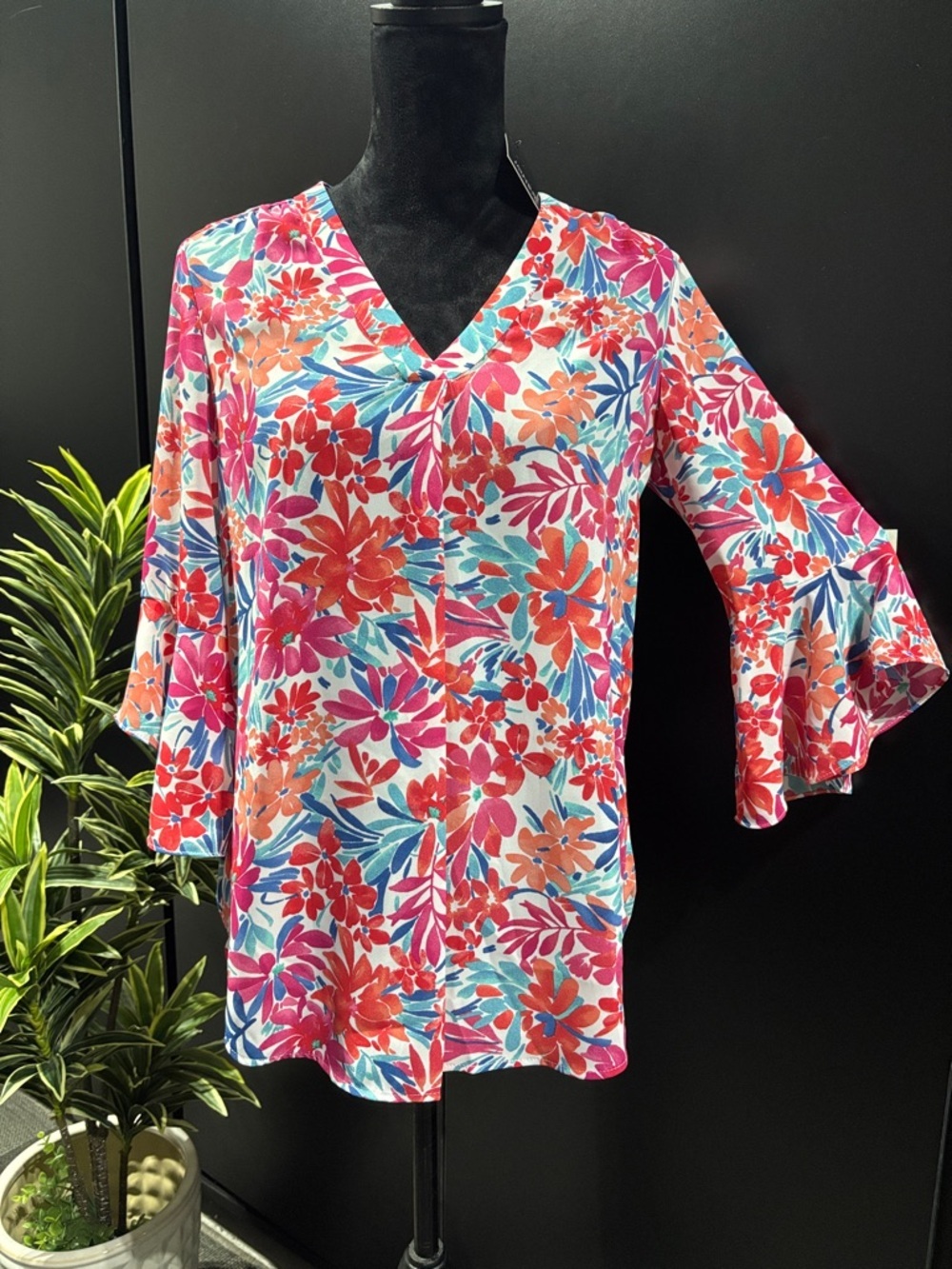 Jones, New York Mid sleeve,ruffle cuff, V-neck coral sun flora,soft,silky